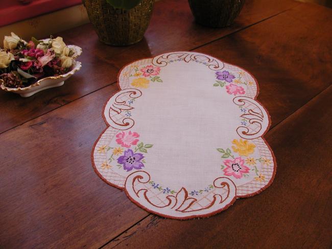 Charmant centre de table avec bordure en volutes et  très fleurie