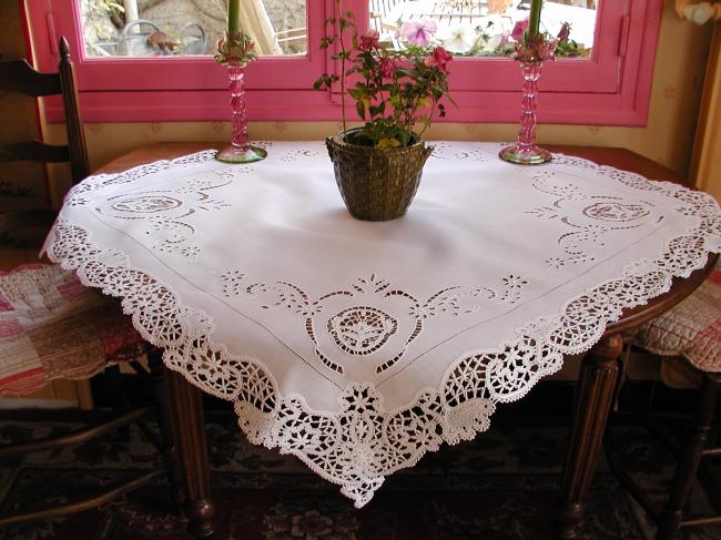 Fabulous tablecloth with Richelieu, Venizia lace and sophisticated Cluny lace