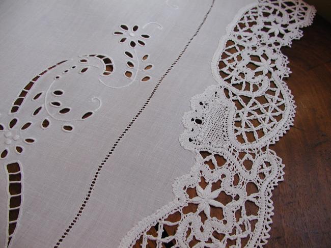 Fabulous tablecloth with Richelieu, Venizia lace and sophisticated Cluny lace