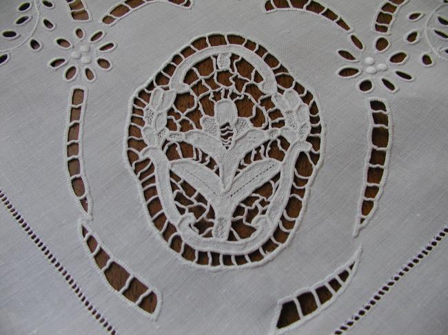 Fabulous tablecloth with Richelieu, Venizia lace and sophisticated Cluny lace