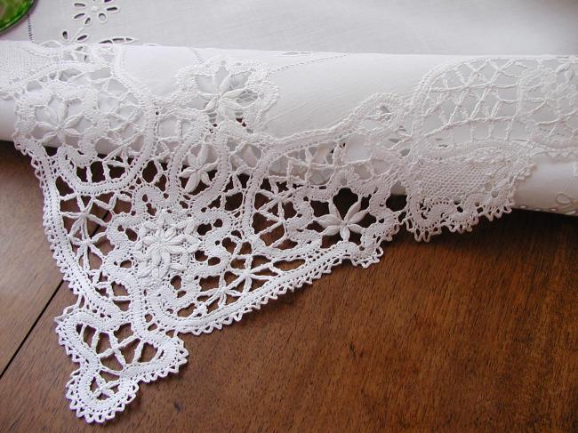 Fabulous tablecloth with Richelieu, Venizia lace and sophisticated Cluny lace