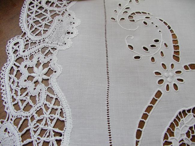 Fabulous tablecloth with Richelieu, Venizia lace and sophisticated Cluny lace