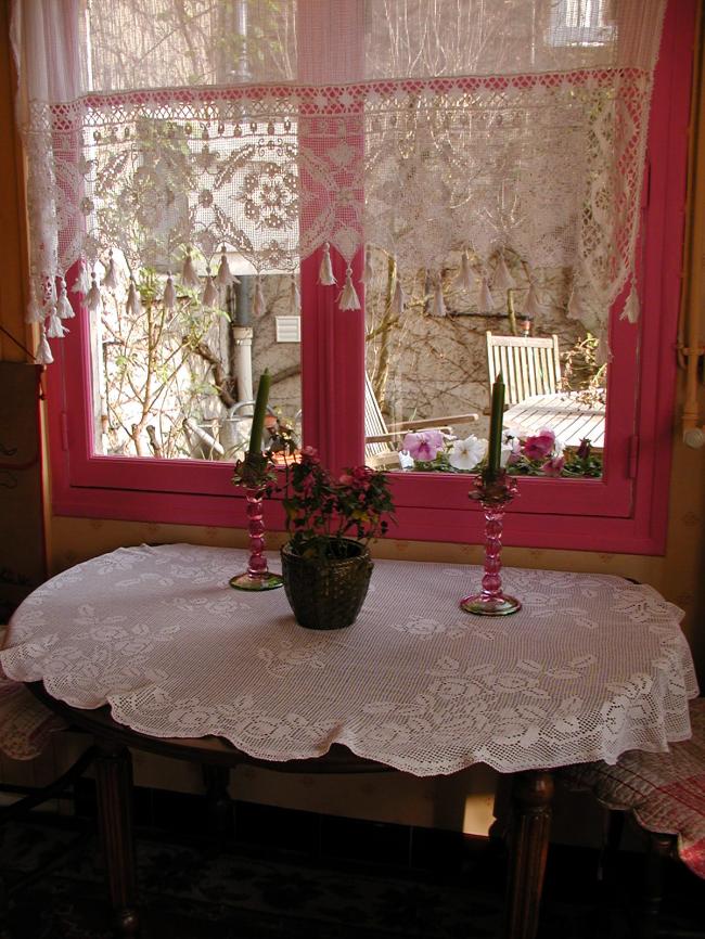 Marvellous oval tablecloth in crochet lace, with antique roses design 1900