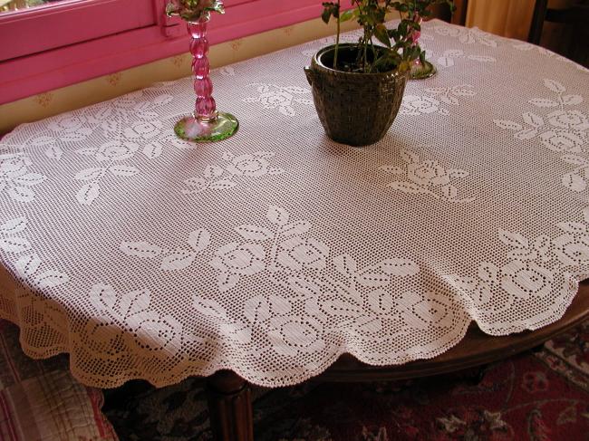 Marvellous oval tablecloth in crochet lace, with antique roses design 1900