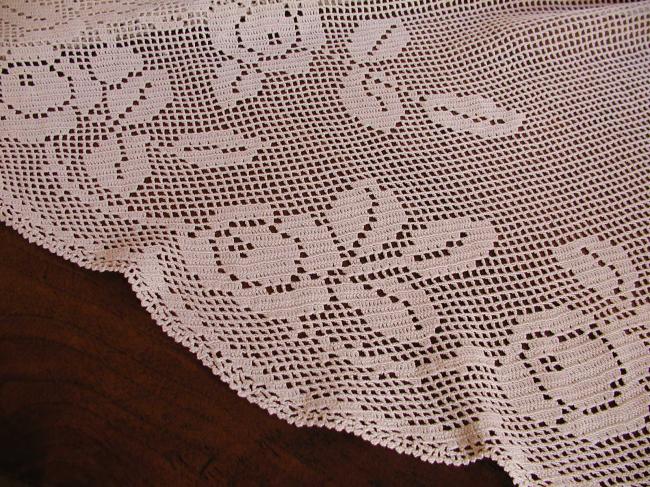 Marvellous oval tablecloth in crochet lace, with antique roses design 1900