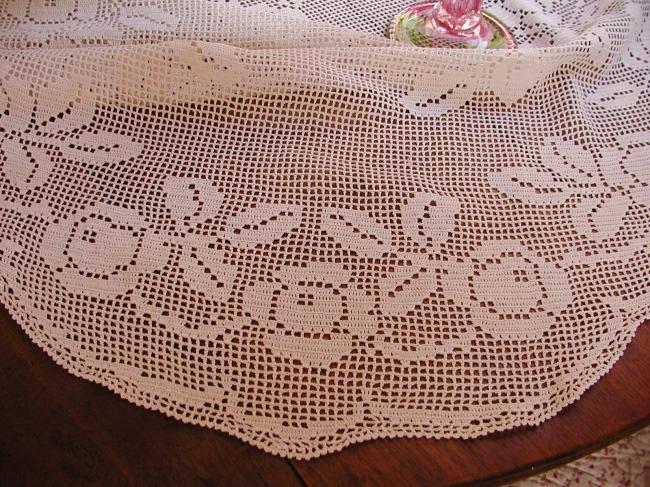 Marvellous oval tablecloth in crochet lace, with antique roses design 1900