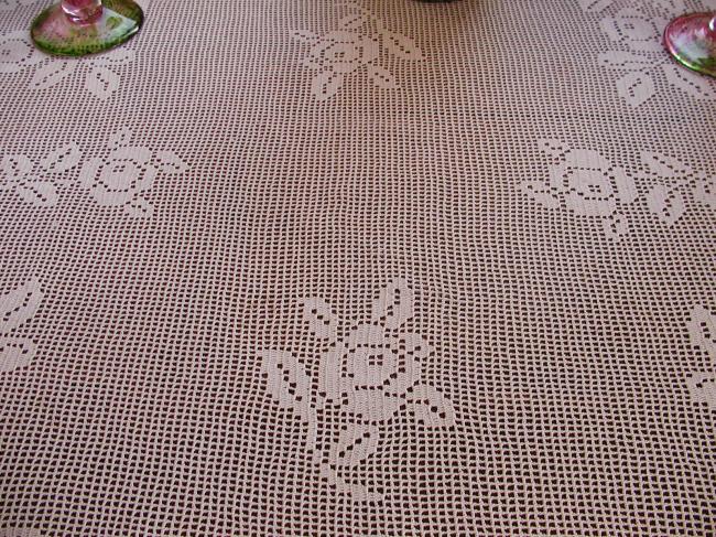 Marvellous oval tablecloth in crochet lace, with antique roses design 1900