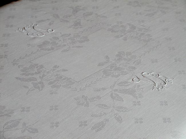 Wonderful tablecloth with its 9 matching serviettes in damask (volubis)mono VR