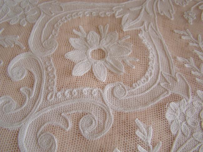 Superbe voilage en tulle rebrodé à la main avec appliqué en Cornely 1890