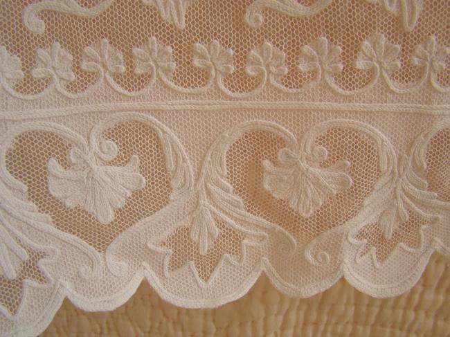 Superbe voilage en tulle rebrodé à la main avec appliqué en Cornely 1890