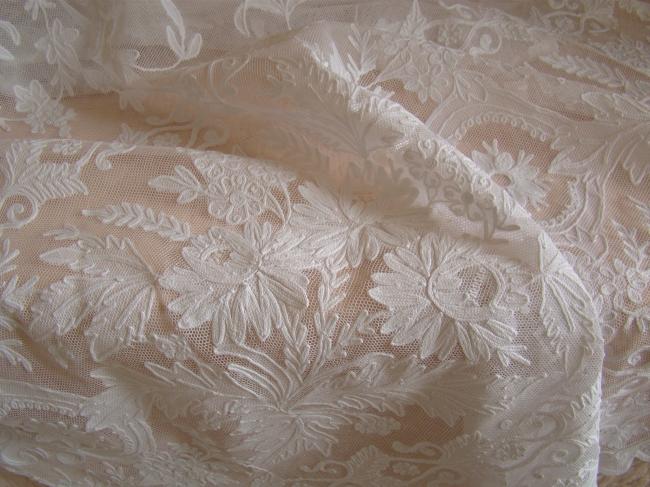 Superbe voilage en tulle rebrodé à la main avec appliqué en Cornely 1890