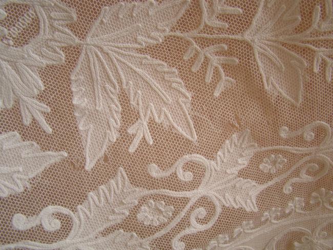 Superbe voilage en tulle rebrodé à la main avec appliqué en Cornely 1890