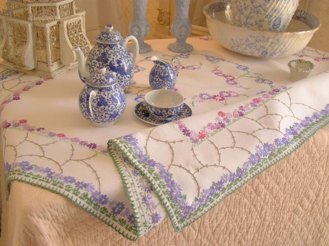 Epoustouflante nappe en lin brodée à la main de fleurs d'aster