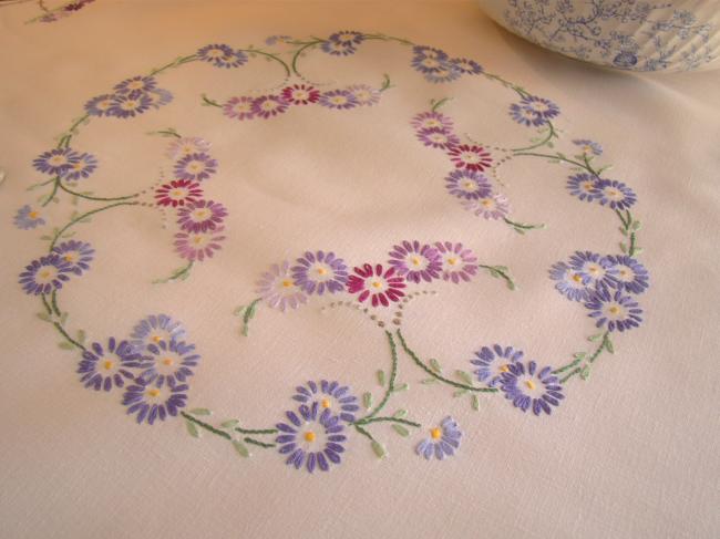 Epoustouflante nappe en lin brodée à la main de fleurs d'aster