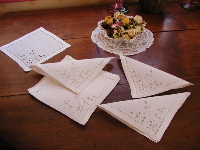 Lovely 12 tea serviettes in linen with Colbert embroidered flowers 1900