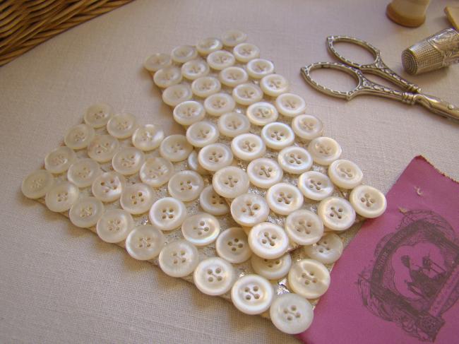 Antique card with 36 engraved buttons in mother of pearl, 1900 (13mm 4 holes)