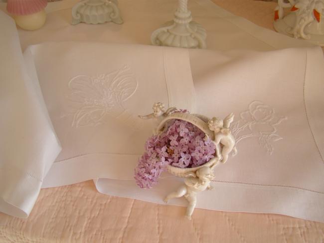 Jolie nappe en pur fil agrémentée d'une broderie de fleurs blanches