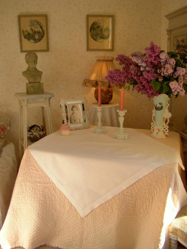 Jolie nappe en pur fil agrémentée d'une broderie de fleurs blanches