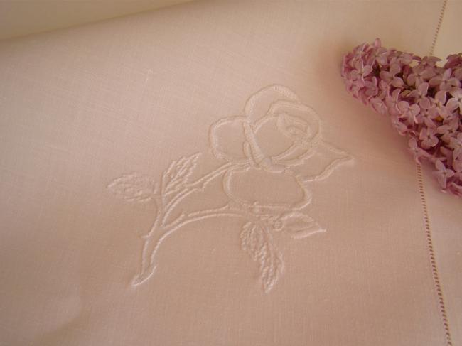 Jolie nappe en pur fil agrémentée d'une broderie de fleurs blanches