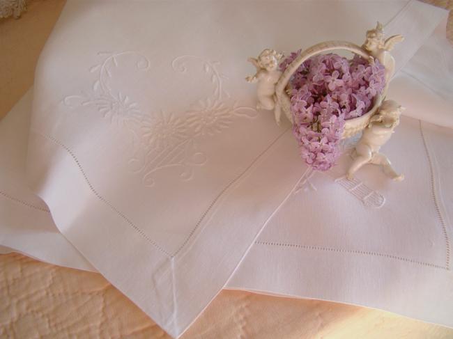 Jolie nappe en pur fil agrémentée d'une broderie de fleurs blanches