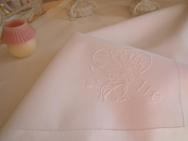 Jolie nappe en pur fil agrémentée d'une broderie de fleurs blanches