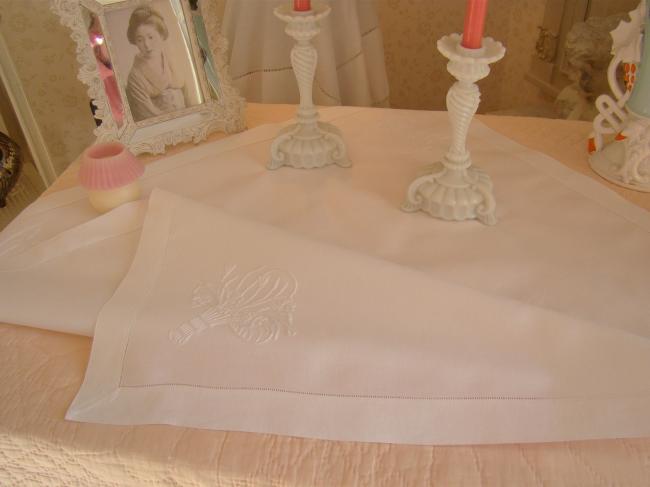 Jolie nappe en pur fil agrémentée d'une broderie de fleurs blanches