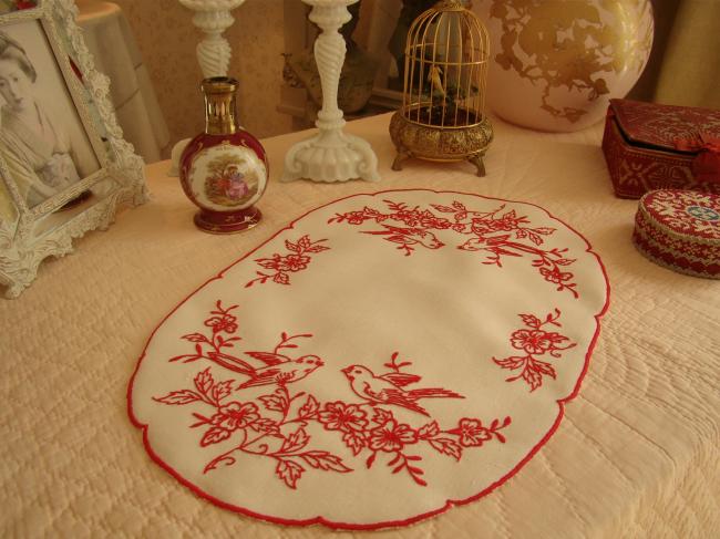 Magnifique centre de table ovale en lin avec broderie rouge, oiseaux et fleurs