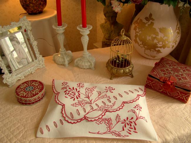 Magnifique pochette avec broderie rouge de fleurs et monogramme CL