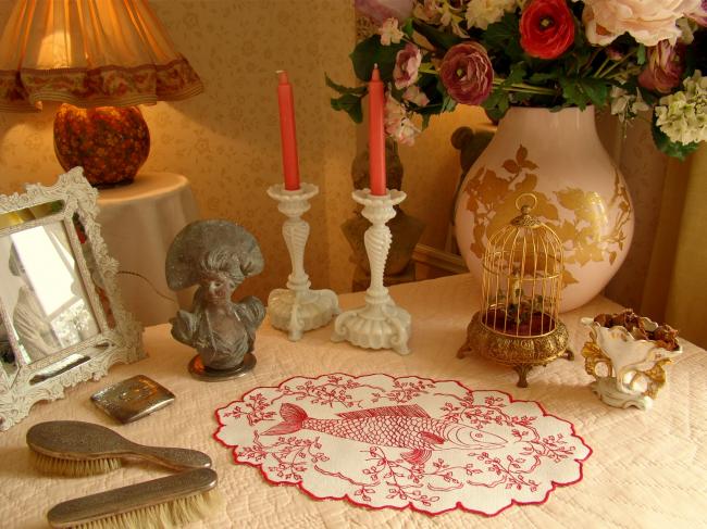 Original centre de table ovale en lin avec broderie rouge, fleurs et brochet