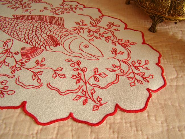 Original centre de table ovale en lin avec broderie rouge, fleurs et brochet