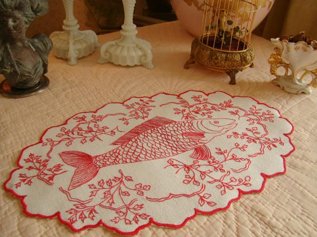 Original centre de table ovale en lin avec broderie rouge, fleurs et brochet