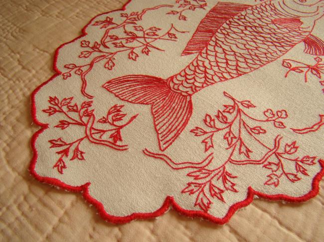 Original centre de table ovale en lin avec broderie rouge, fleurs et brochet