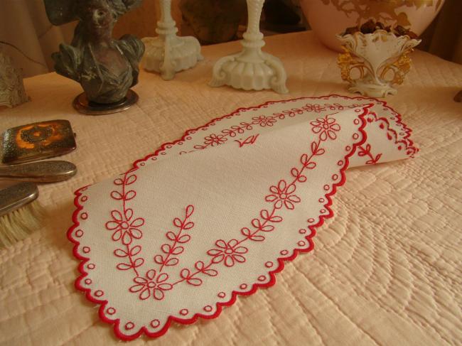 Original centre de table ovale en lin avec broderie rouge, fleurs et brochet