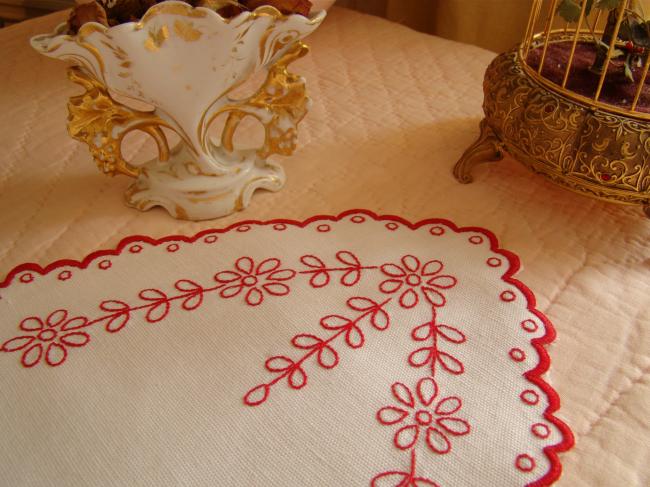 Original centre de table ovale en lin avec broderie rouge, fleurs et brochet