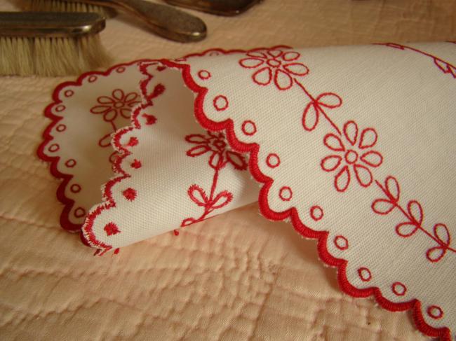 Original centre de table ovale en lin avec broderie rouge, fleurs et brochet