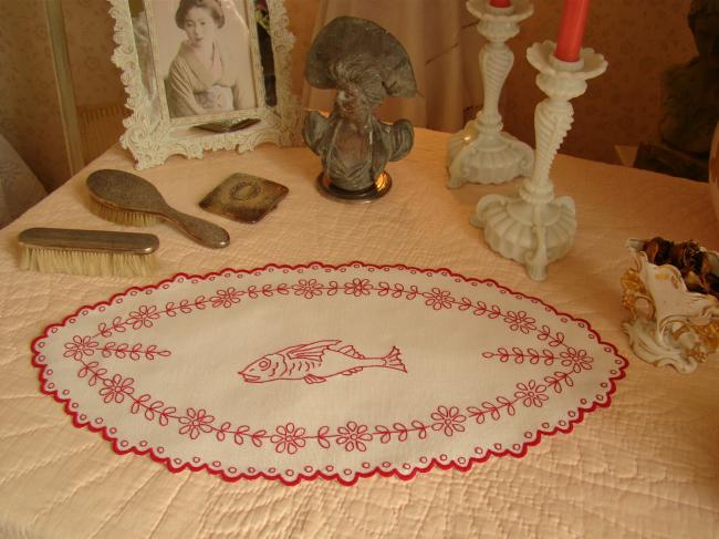 Original centre de table ovale en lin avec broderie rouge, fleurs et brochet