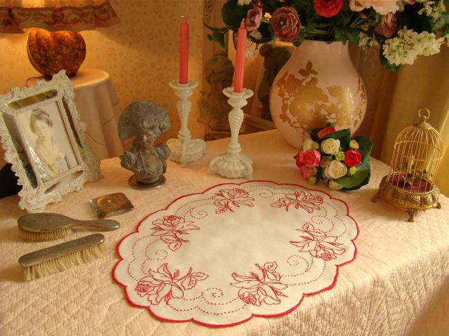 Grand centre de table ovale en lin avec broderie rouge, motif floral