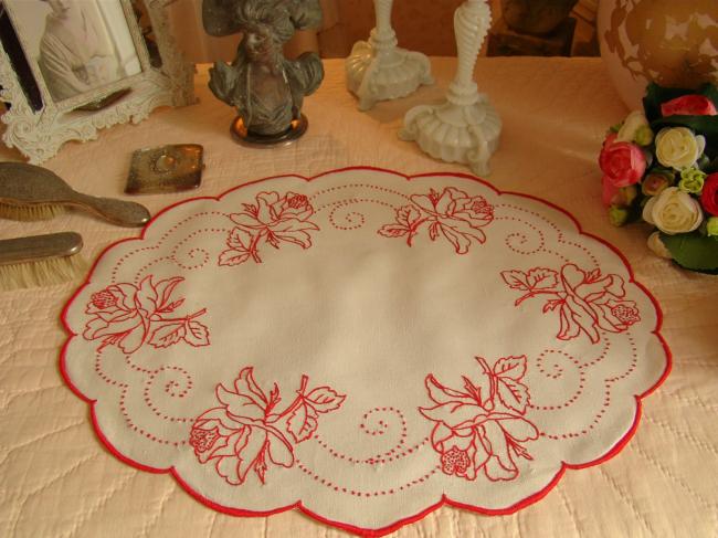 Grand centre de table ovale en lin avec broderie rouge, motif floral