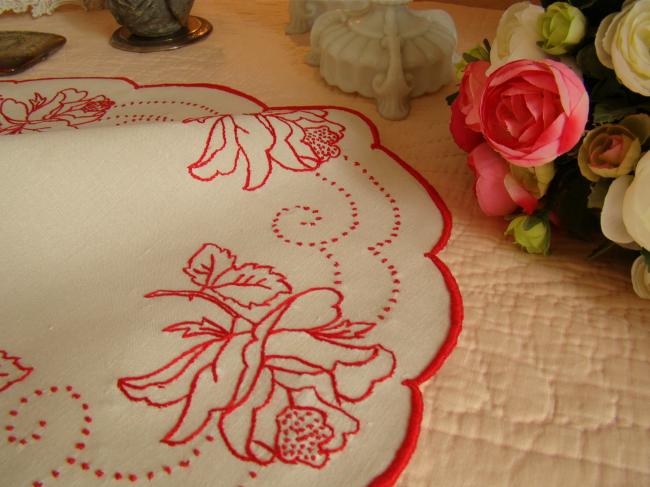 Grand centre de table ovale en lin avec broderie rouge, motif floral