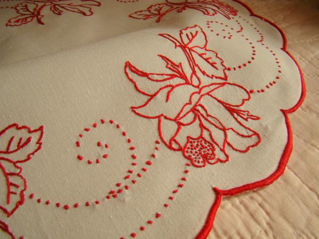 Grand centre de table ovale en lin avec broderie rouge, motif floral