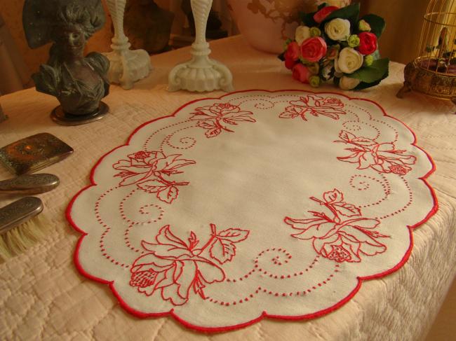 Grand centre de table ovale en lin avec broderie rouge, motif floral