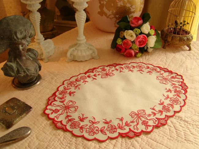 Adorable centre de table ovale en lin avec broderie rouge, fleurs & petit noeud