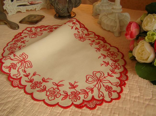 Adorable centre de table ovale en lin avec broderie rouge, fleurs & petit noeud