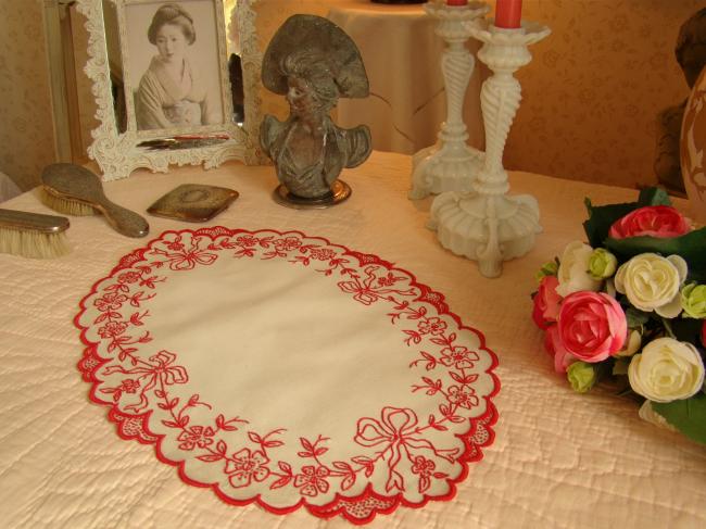 Adorable centre de table ovale en lin avec broderie rouge, fleurs & petit noeud