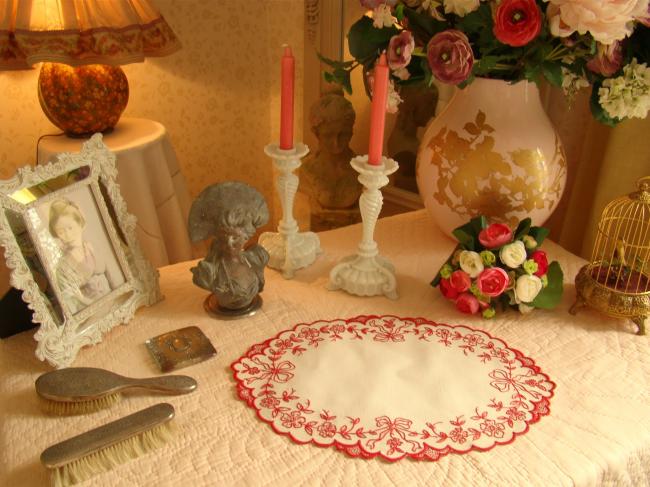 Adorable centre de table ovale en lin avec broderie rouge, fleurs & petit noeud