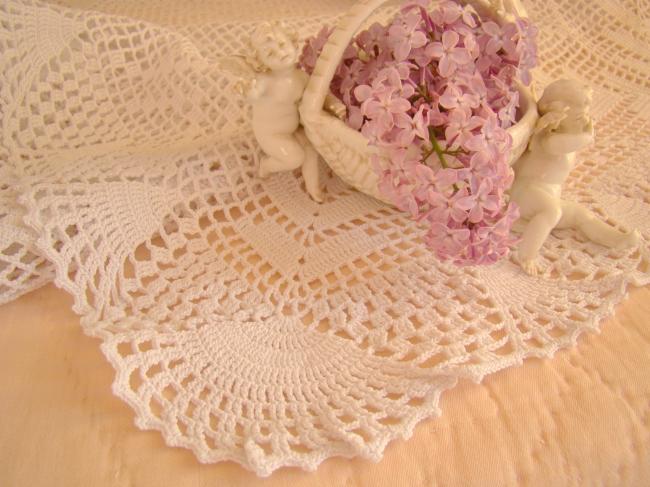 Grand dessus de table en dentelle de filet au crochet faite à la main