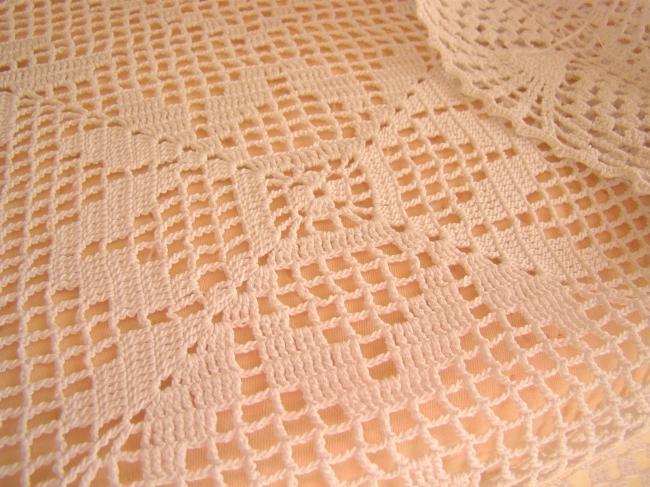 Grand dessus de table en dentelle de filet au crochet faite à la main