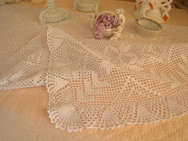 Grand dessus de table en dentelle de filet au crochet faite à la main