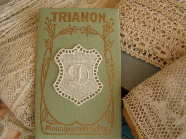 Gracieux monogramme D dans un cartouche ajouré en fine batiste 1900-20