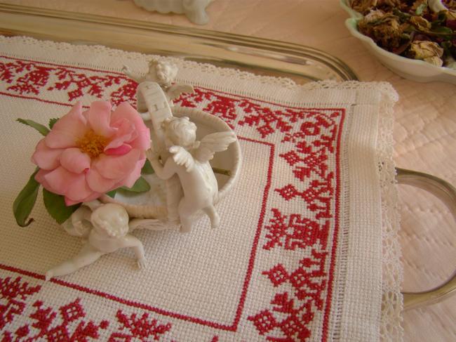 Charmant centre de table en étamine, broderie rouge et petite dentelle 1900